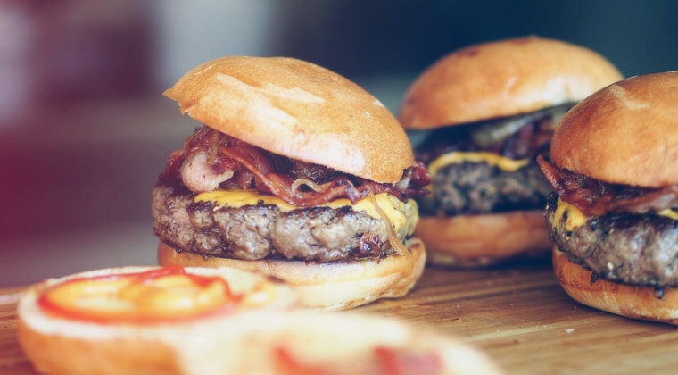 Camping-Rezepte: Cheeseburger mit Speck und Portobello-Pilzen