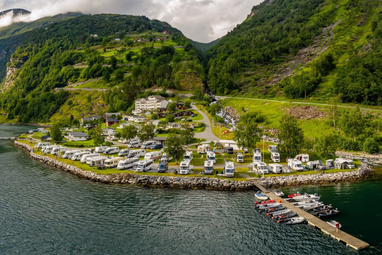 Campingplatz Luftaufnahme Berge Meer