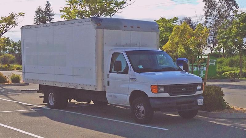 Google-Ingenieur wohnt im Camper – auf dem Firmenparkplatz!