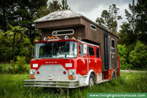 Ausbau Holz (c) livingbiginatinyhouse