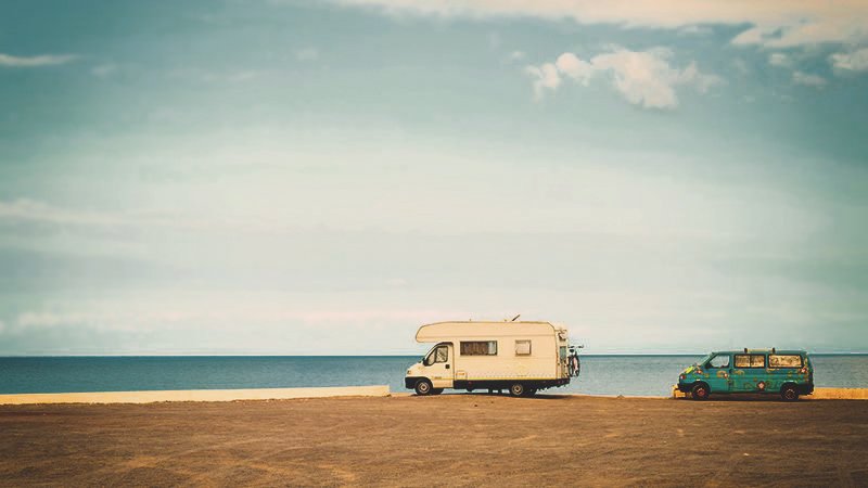 Nachhaltig Campen - Vintage Camper am Strand (c) krasnajasapocka/Depositphotos