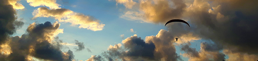 Gleitschirmflieger im Sonnenuntergang
