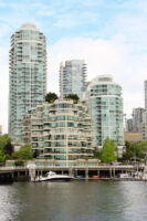 Blick von Granville Island auf die Glashäuse