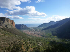 Blick auf Leonidio auf der Wanderung auf dem Eselspfad