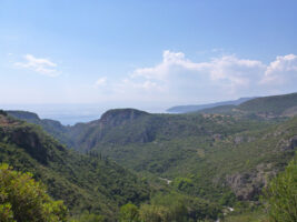 Blick bis zum Meer, Kardamyli - Wandern auf dem Peloponnes