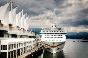 Ein Kreuzfahrtschiff am Canada Place in Vancouver