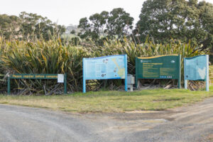Beschilderung und Self Registration auf einem DOC Campingplatz in Neuseeland