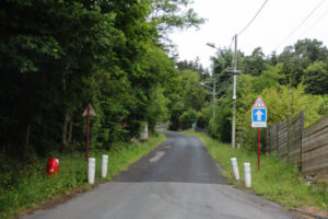 Eine schmale Dorfstraße in Frankreich