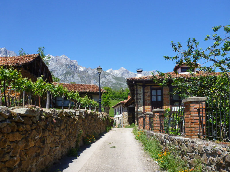 Das Dorf Mogrovejo in Kantabrien