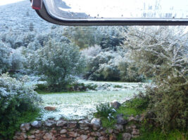 Blick aus dem Bus auf den Schnee in Leonidio