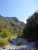 Wanderung durch ein trockenes Flussbett durch die Viros Schlucht