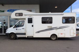 Ein großer Campervan in Neuseeland