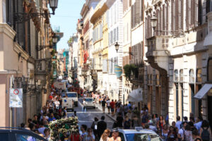 Belebte Einkaufsstraße in Rom