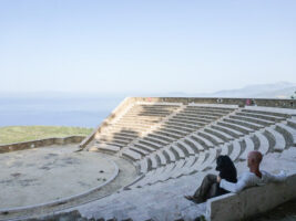 Blick auf das Meer vom Freilufttheater Mani