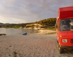 Mit dem Camper am Strand in Griechenland