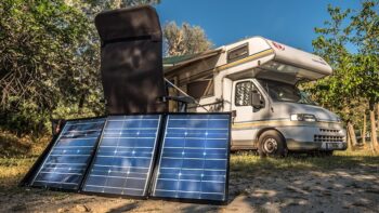 Faltbare Solarmodule lassen sich nach dem Sonnenstand ausrichten.