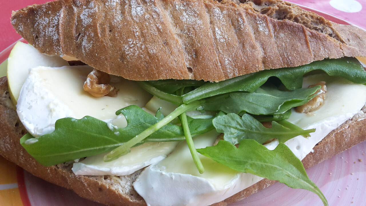 Camembert mit Rucola und Walnüssen zum Frühstück