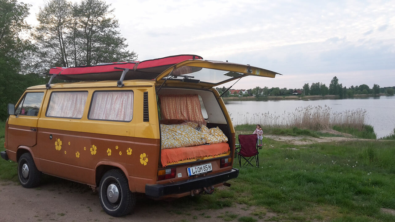 Camping mit einem Van am See