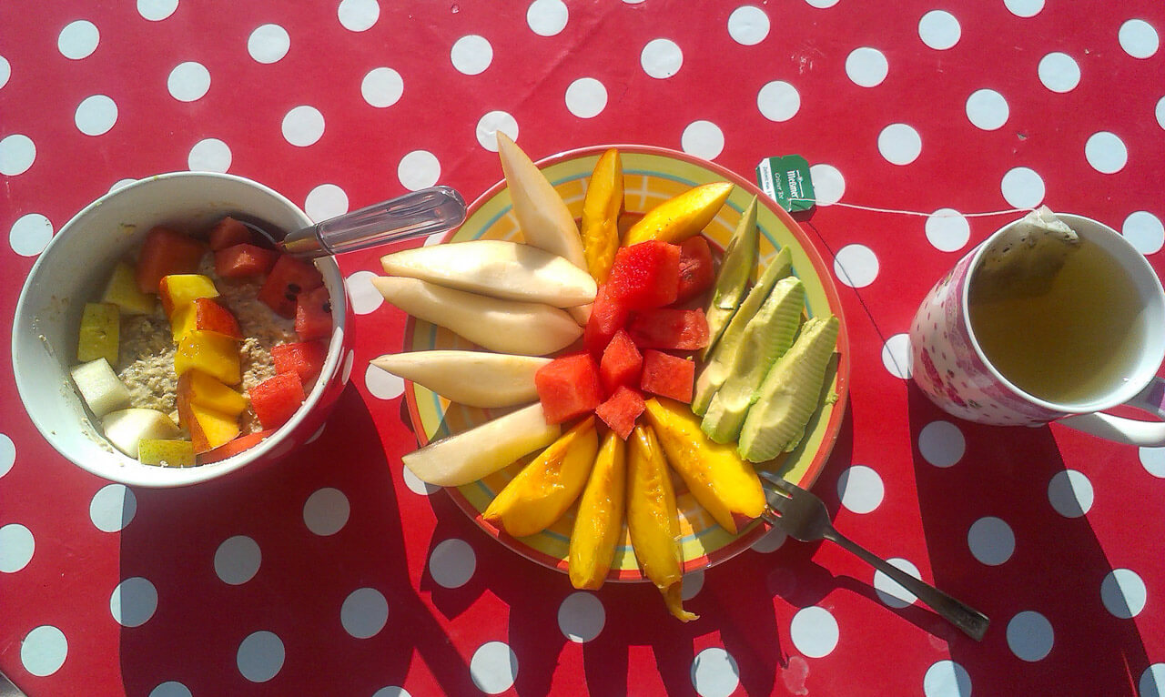 Porridge mit Früchten zum Frühstück