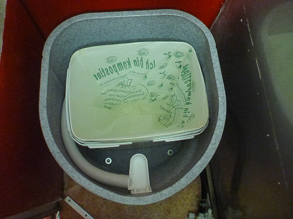 Der Sammelbehälter einer Trenntoilette