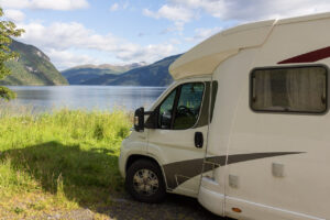Camping an einem Fjord in Norwegen