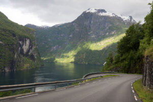 Kurvige Straßen in Norwegen