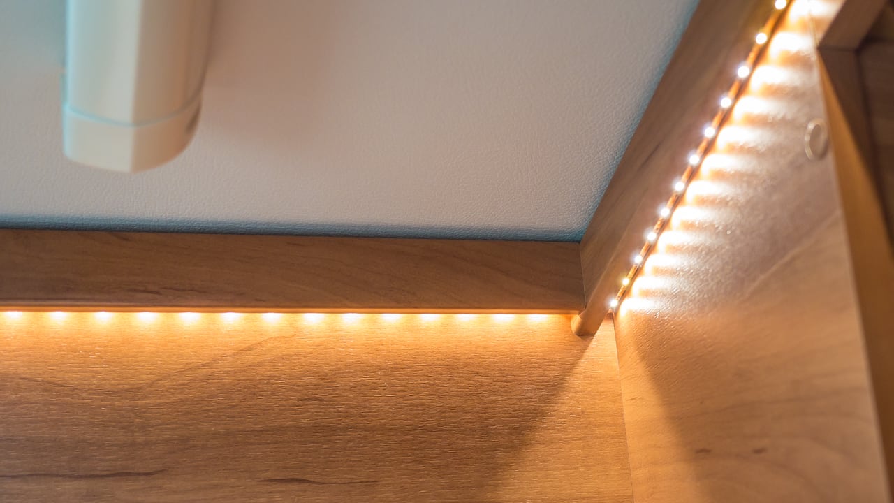 LED-Lichtleiste eingebaut in einem Wohnwagen
