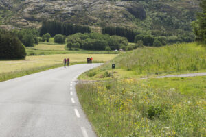 Eine Gruppe Radfahrer in Norwegen