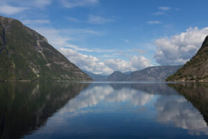 Blick über einen Fjord in Norwegen