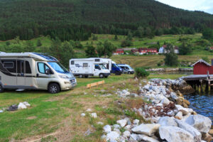 Einfacher Campingplatz in Norwegen am Fjord