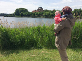 Mit Baby auf einer Reise