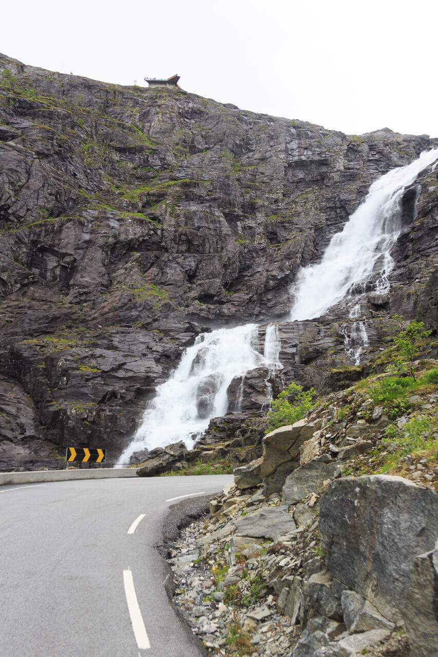 Keine Angst vor der Fahrt über den Trollstigen in Norwegen 11 Stigfossen am Trollstigen in Norwegen