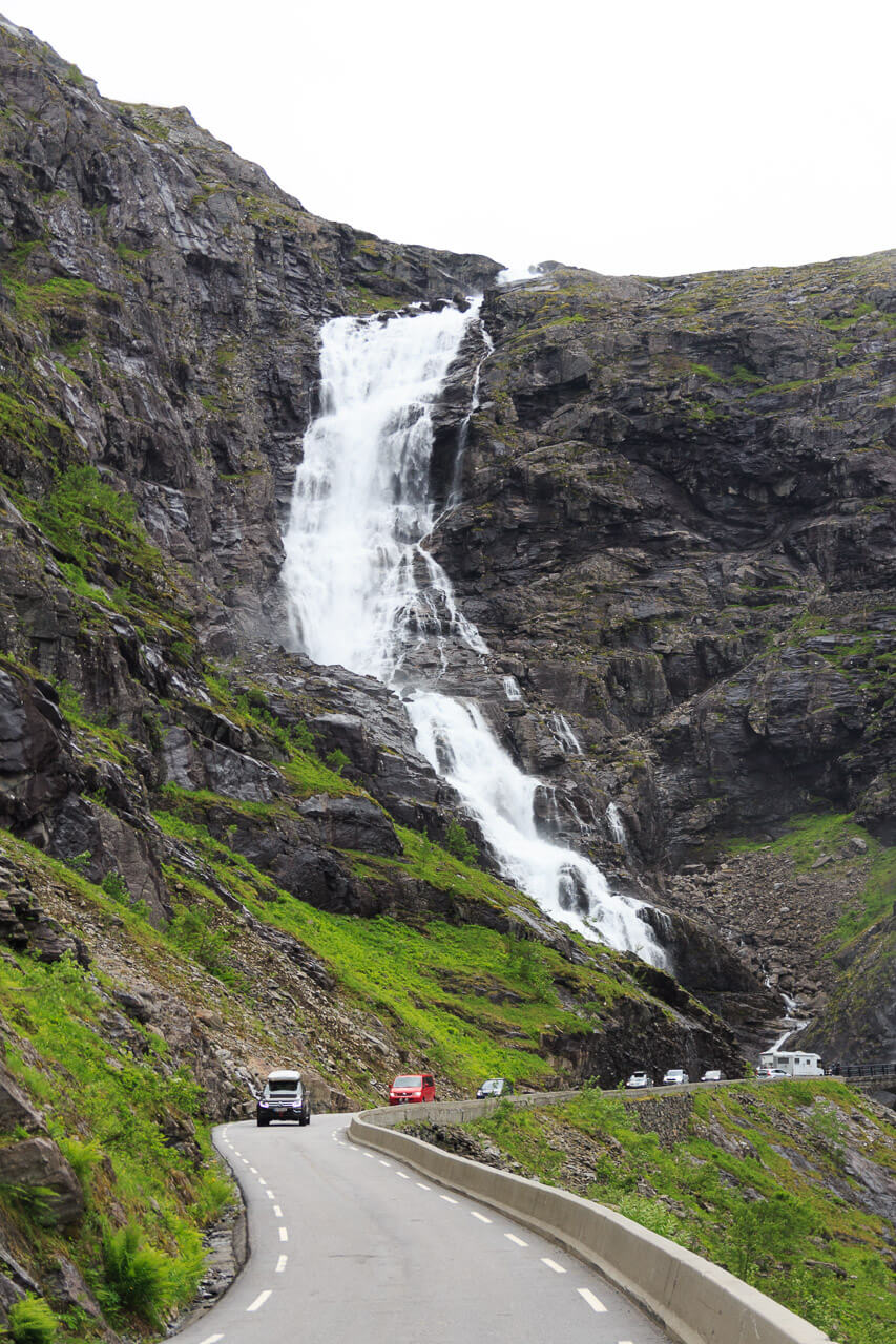 Keine Angst vor der Fahrt über den Trollstigen in Norwegen 10 Der Wasserfall auf dem Trollstigen