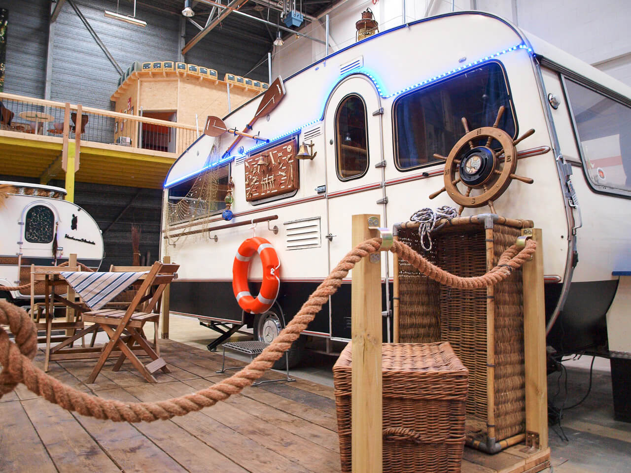 BaseCamp Bonn - Der Indoor-Campingplatz 1 Hausboot im BaseCamp Bonn
