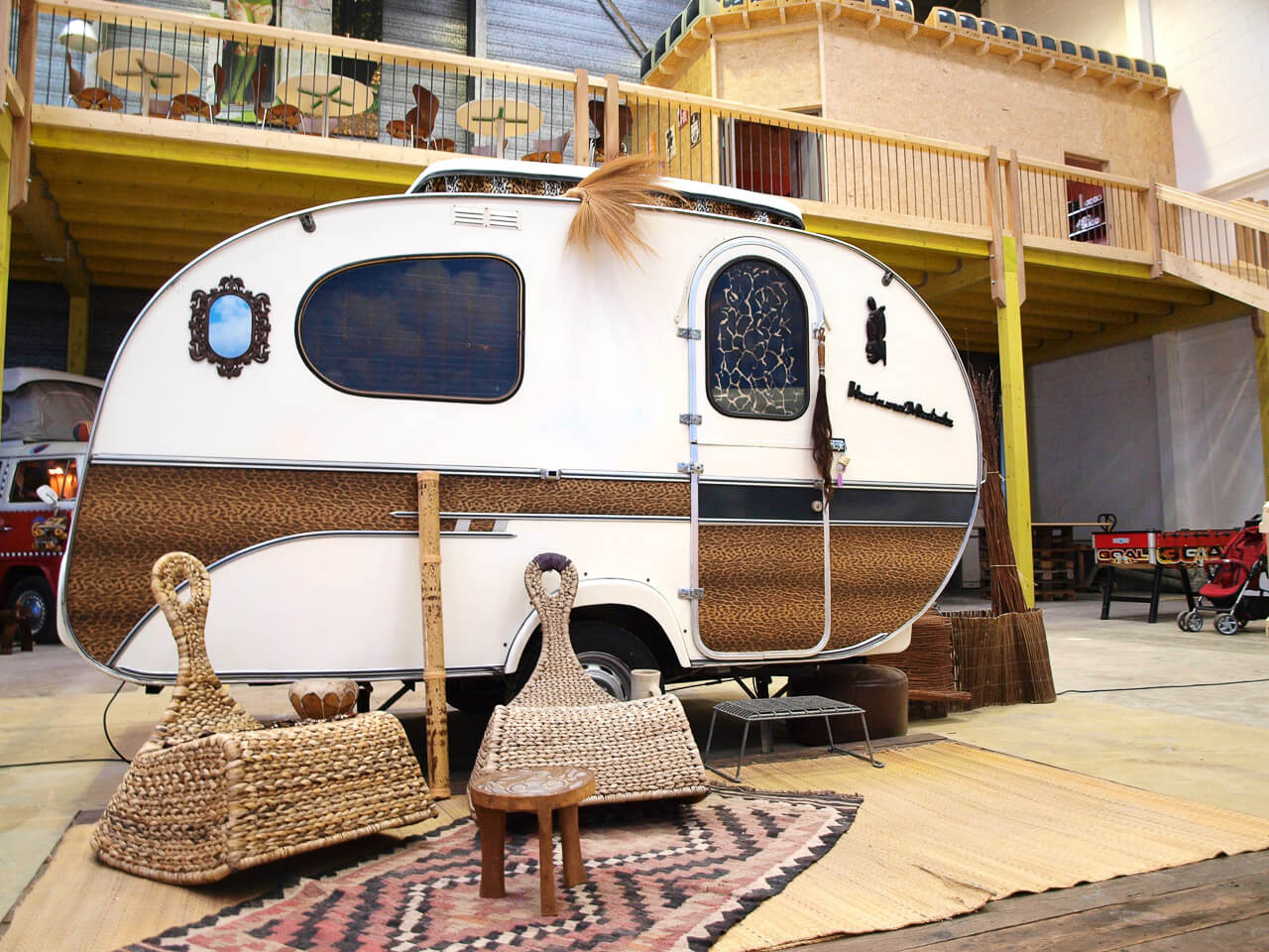 BaseCamp Bonn - Der Indoor-Campingplatz 18 Safari Wohnwagen
