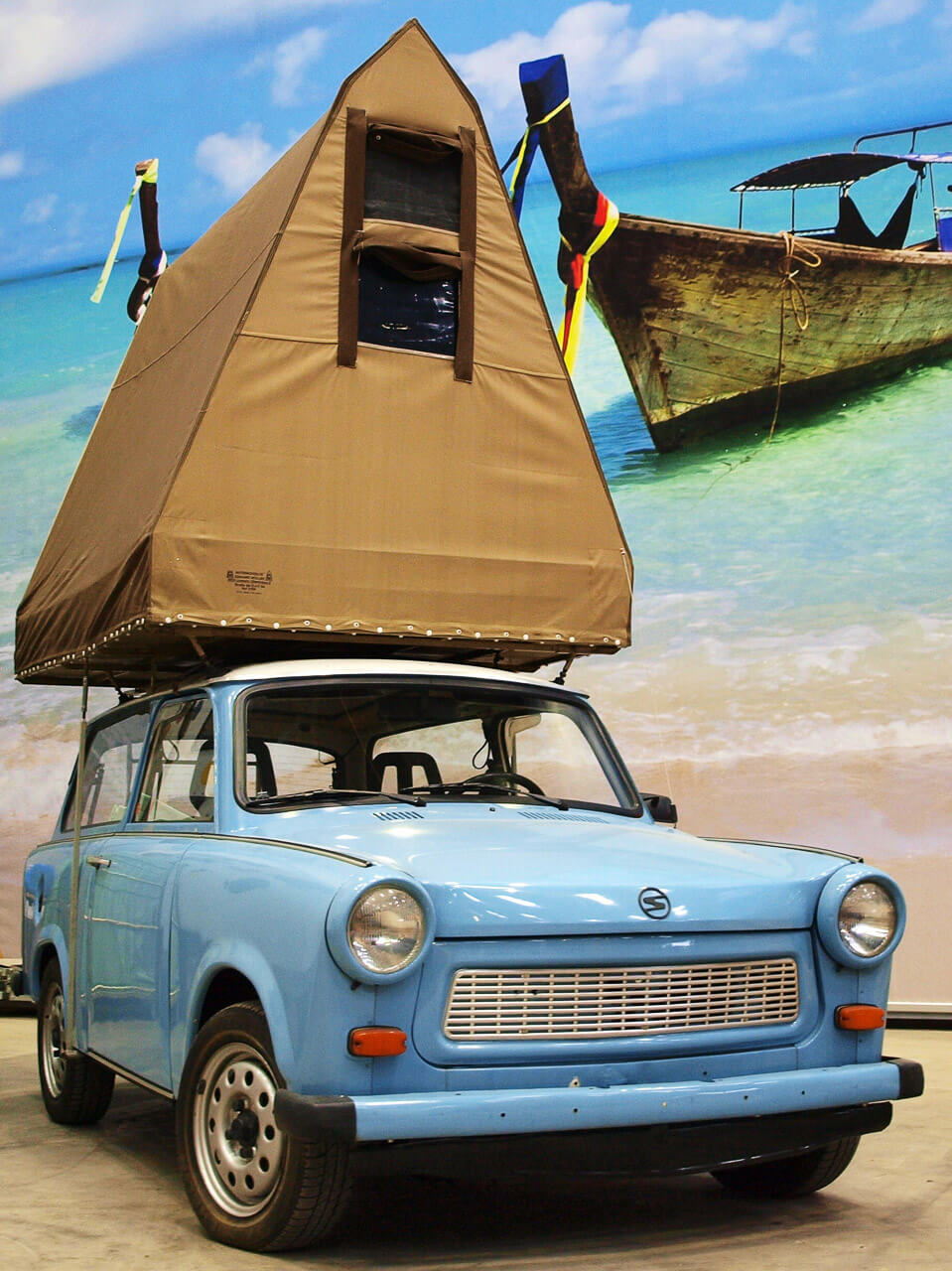 BaseCamp Bonn - Der Indoor-Campingplatz 3 Trabi zum Übernachten im BaseCamp