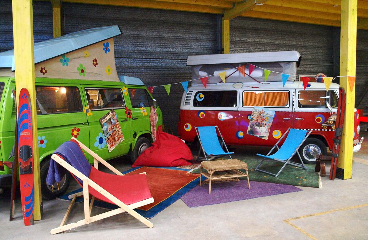 BaseCamp Bonn - Der Indoor-Campingplatz 4 VW Bullis zum Übernachten im BaseCamp Bonn