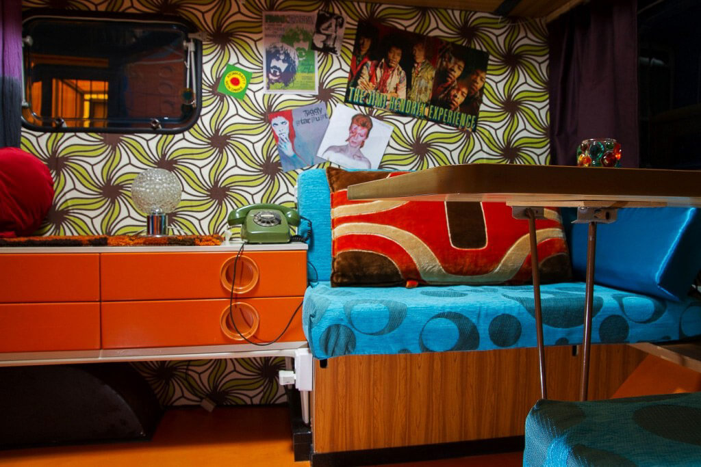 BaseCamp Bonn - Der Indoor-Campingplatz 6 Innenbereich des Flowerpower Wohnwagens