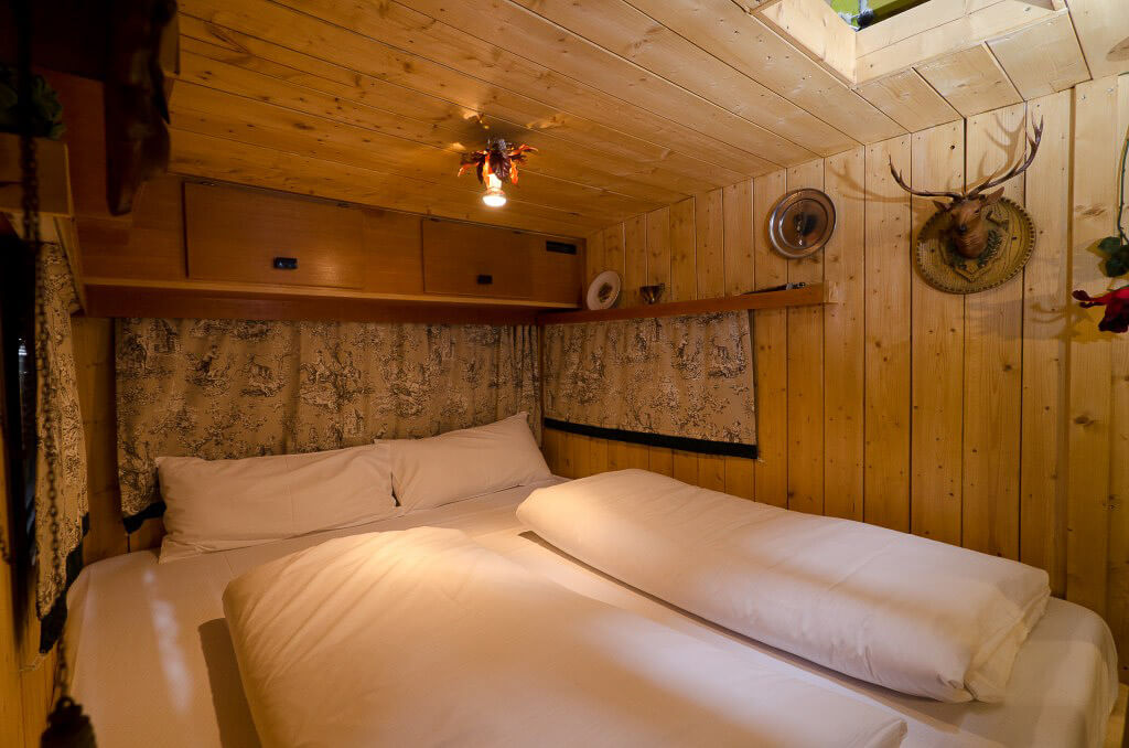 BaseCamp Bonn - Der Indoor-Campingplatz 8 Jägerhütte von innen