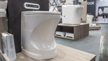 Ratgeber Campingtoilette: Funktionsweise, Kosten, Vor- und Nachteile von Verbrennungstoiletten