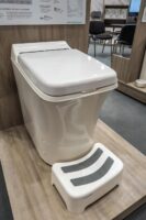 Ratgeber Campingtoilette: Funktionsweise, Kosten, Vor- und Nachteile von Verbrennungstoiletten