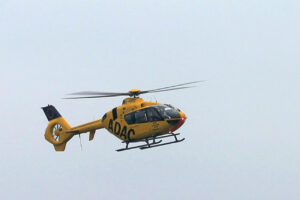 Ein ADAC Rettungshubschrauber in der Luft