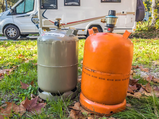 Links: deutsche Gasflasche, rechts: eine spanische mit Adapter
