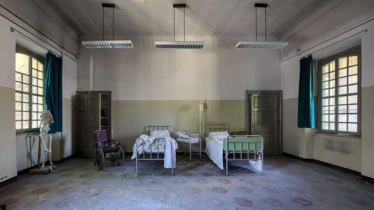 Ein einfaches Krankenzimmer im Ausland, wenn man krank im Urlaub ist