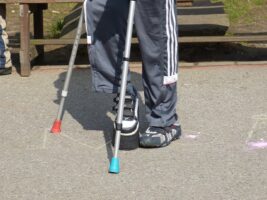 Zei Fuesse und Kruecken Camping mit Handicap