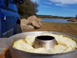 Tartiflette in einer Backform neben einem Camper