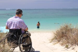 Reisen mit Rollstuhlfahrer am Strand