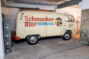T2B VW Bulli mit Aufschrift Schmucker Bier