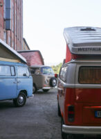Drei VW Bullis auf dem Vorplatz vom Bullimuseum