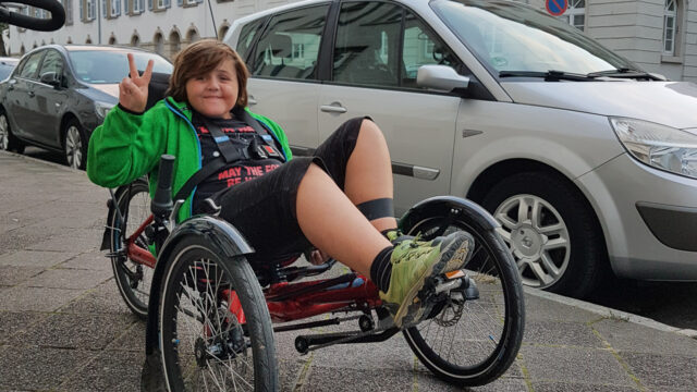 Junge auf einem Behindertenfahrrad